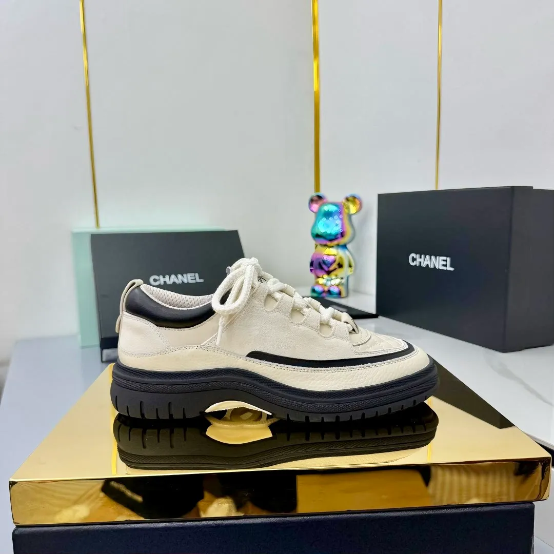 👟👟Ex-factory price 600👟👟 CHANEL 25C early autumn vacation style new casual shoes. A pair of comfortable shoes can reduce the fatigue on your feet. The new style is very versatile, whether it is daily wear or a sister party. It can be easily used for commuting in the workplace, outdoor sports and various occasions. It can increase the height, straighten the legs, modify the shape of the feet, is comfortable and comfortable without rubbing the feet, and has good breathability. It can also be worn in summer. Office workers can also easily own it when wearing it. The fabric is pebbled cowhide + plaid pad to show off sheepskin. The original open-molded rubber foam outsole! size: 35-40 (41 customized, non-refundable and non-exchangeable) 👉